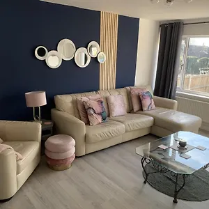 Crowthorne House: Spacious 3-bedroom Cul-de-sac Retreat Nottingham